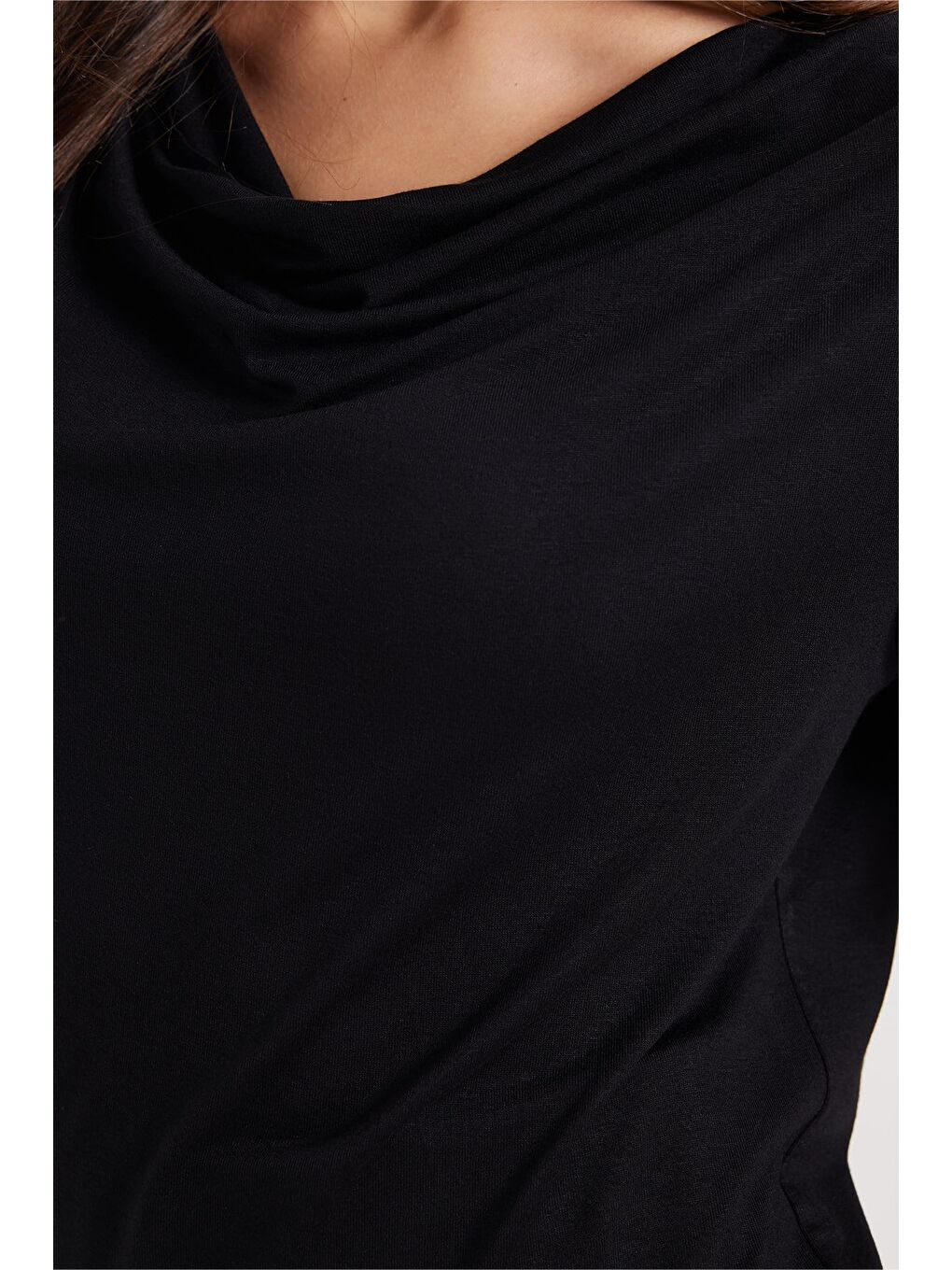 Kadın Oversize Rahat Kesim Asimetrik Yaka Kısa Kol Siyah Viskon Bluz-4