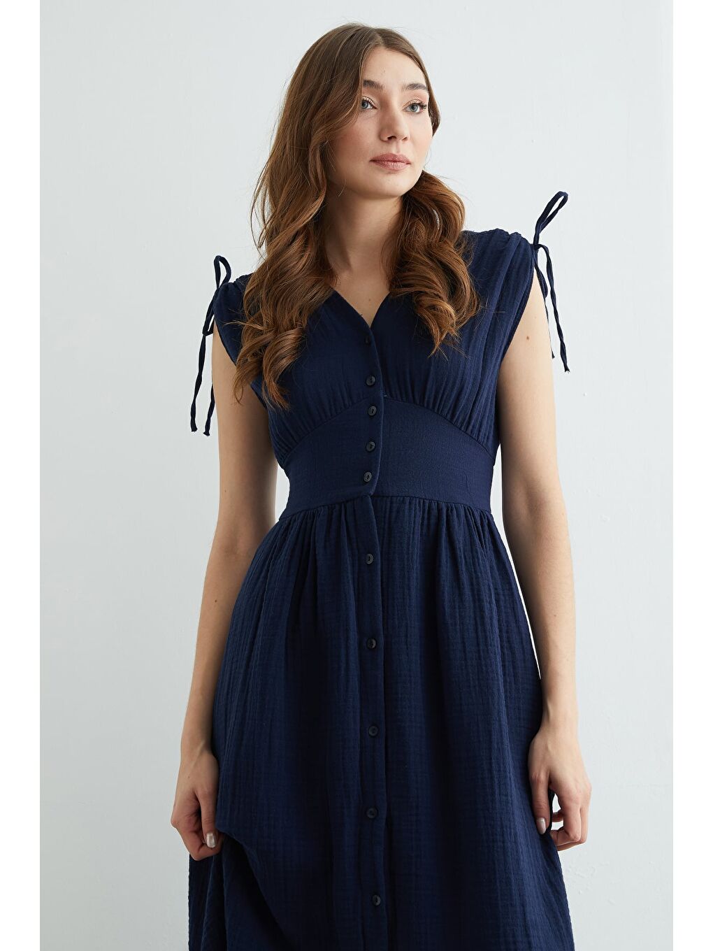 Lacivert Omuz Bağcıklı Düğmeli Müslin Elbise-3