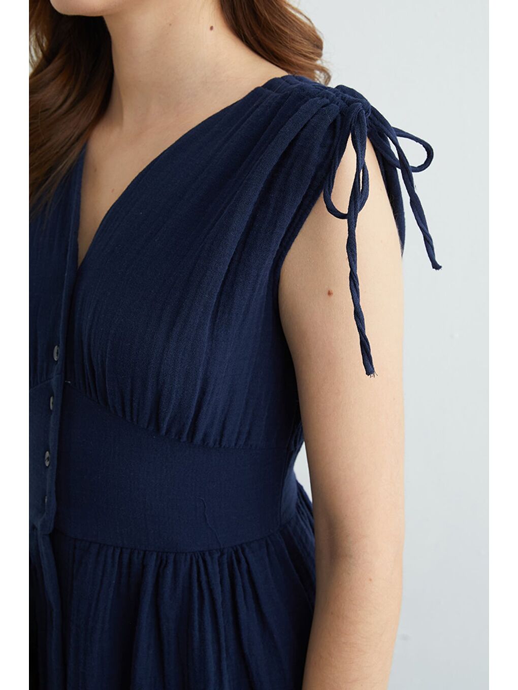 Lacivert Omuz Bağcıklı Düğmeli Müslin Elbise-4