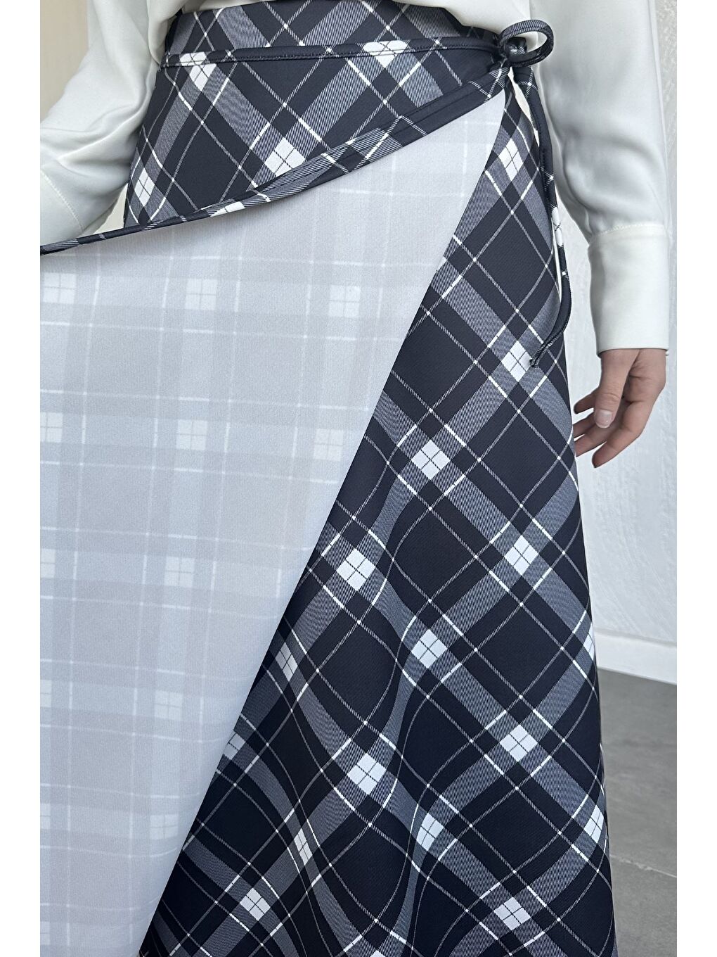 Siyah Kadın Ekoseli Bağlamalı Tesettür Etek-9