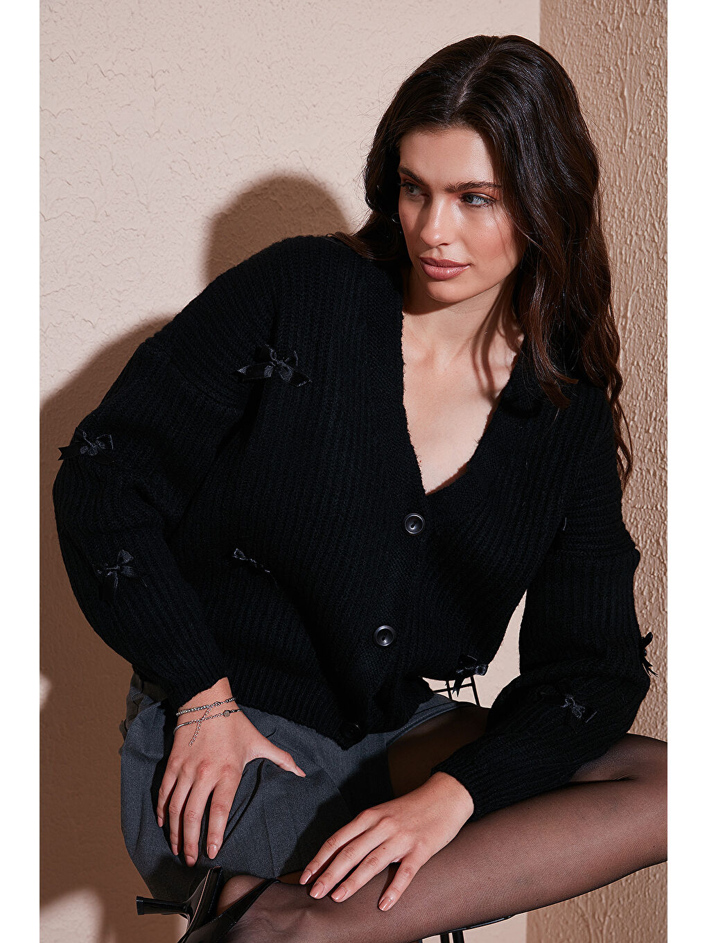 Siyah Oversize Fit V Yaka Fiyonk Detaylı Düğmeli Hırka 4615577-1