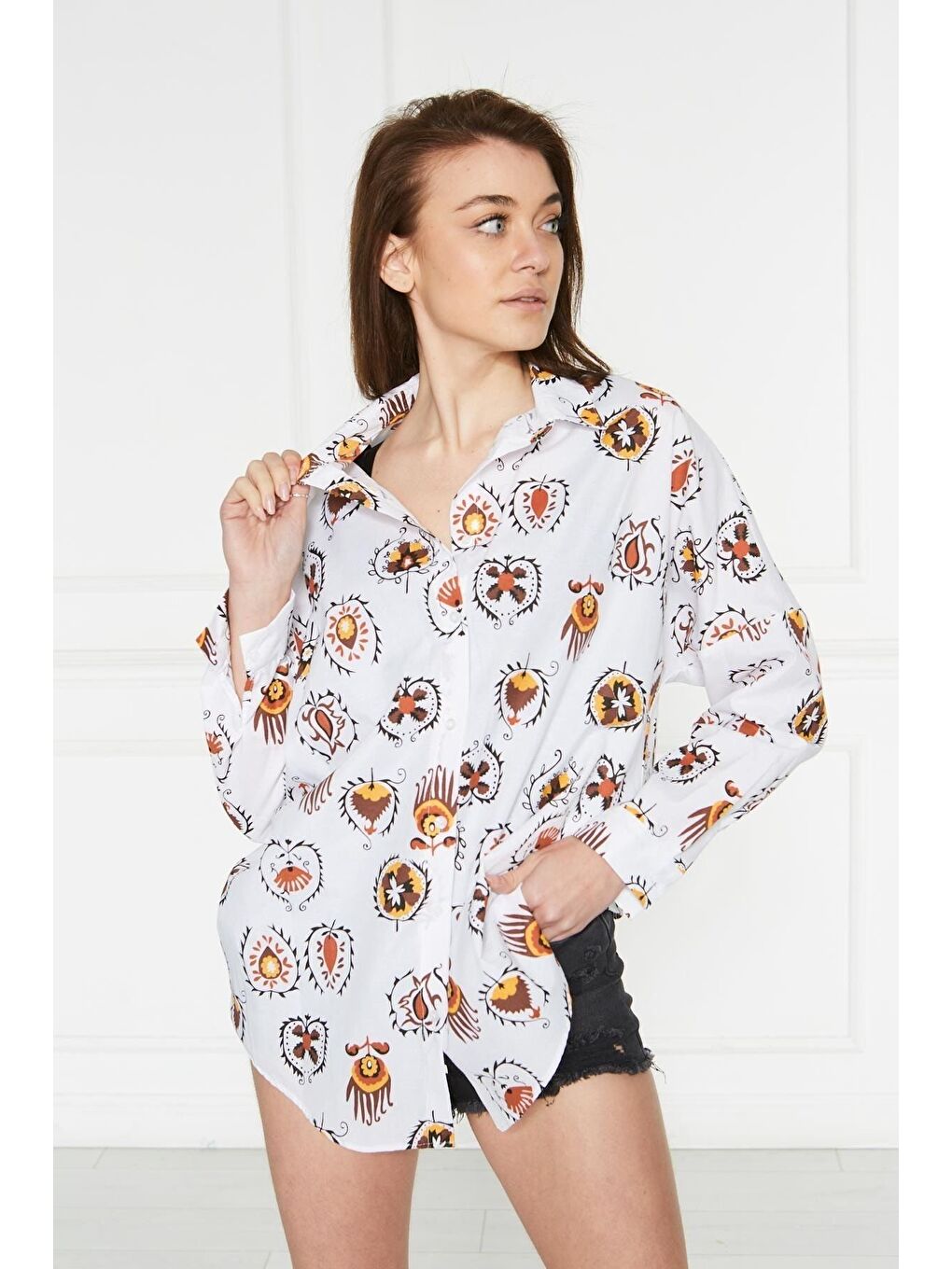 Beyaz Kadın Oversize Renkli Desenli Uzun Basic Gömlek