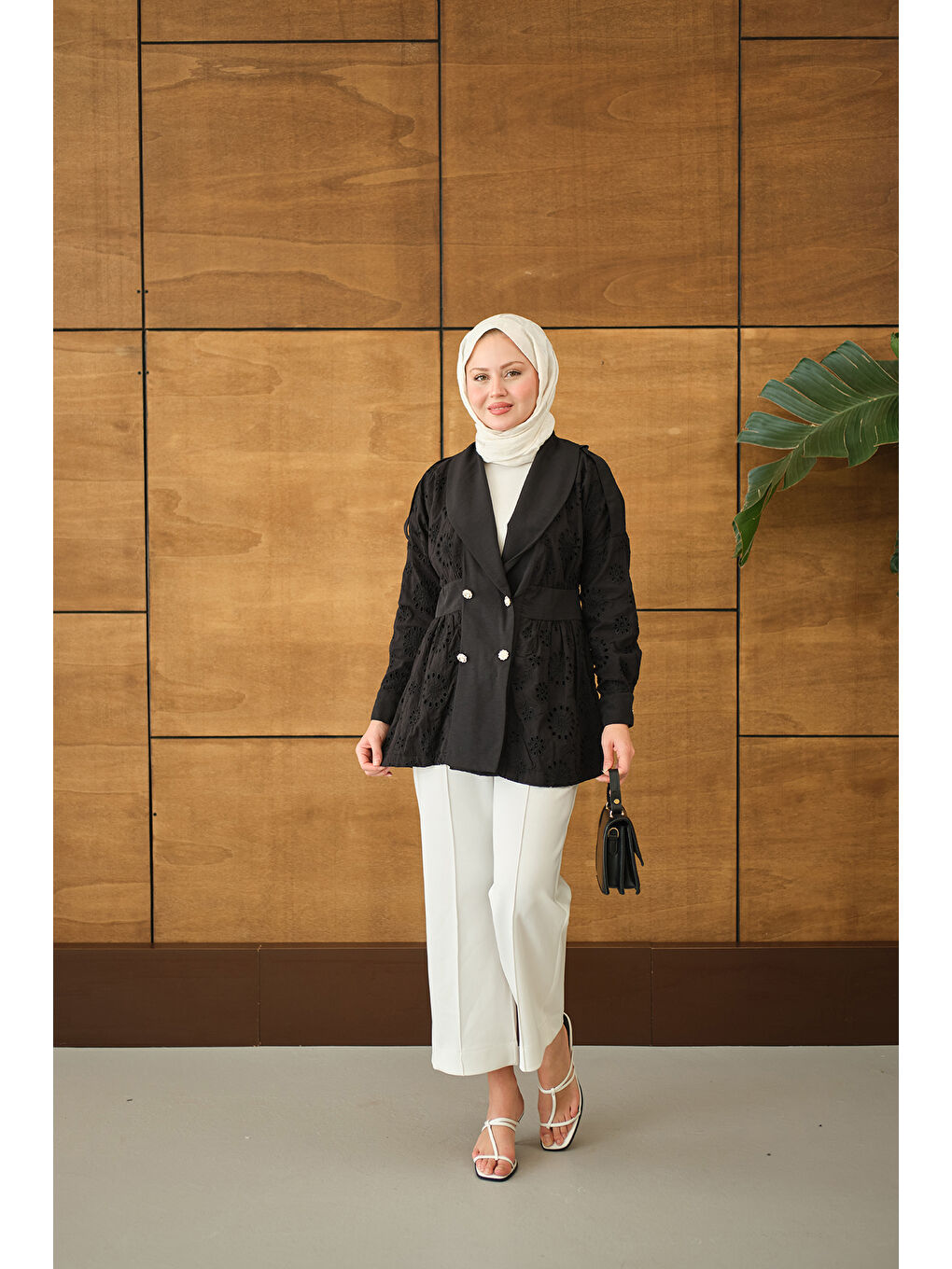 Kadın Kruvaze Yaka Brode Detaylı Apoletli Ceket Siyah-1