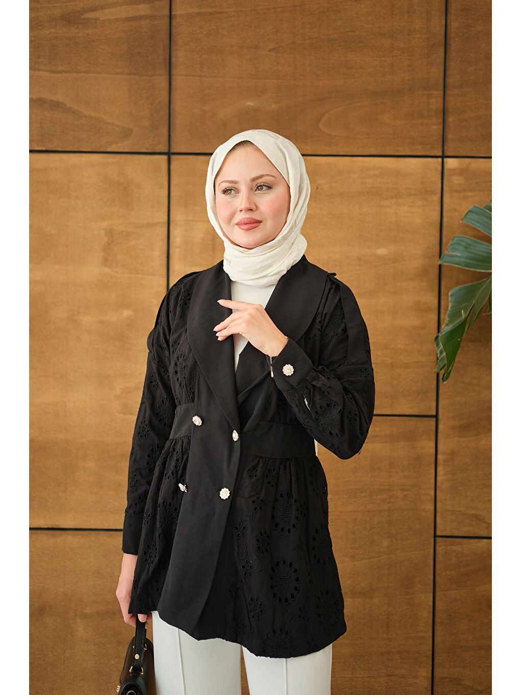 Kadın Kruvaze Yaka Brode Detaylı Apoletli Ceket Siyah-2