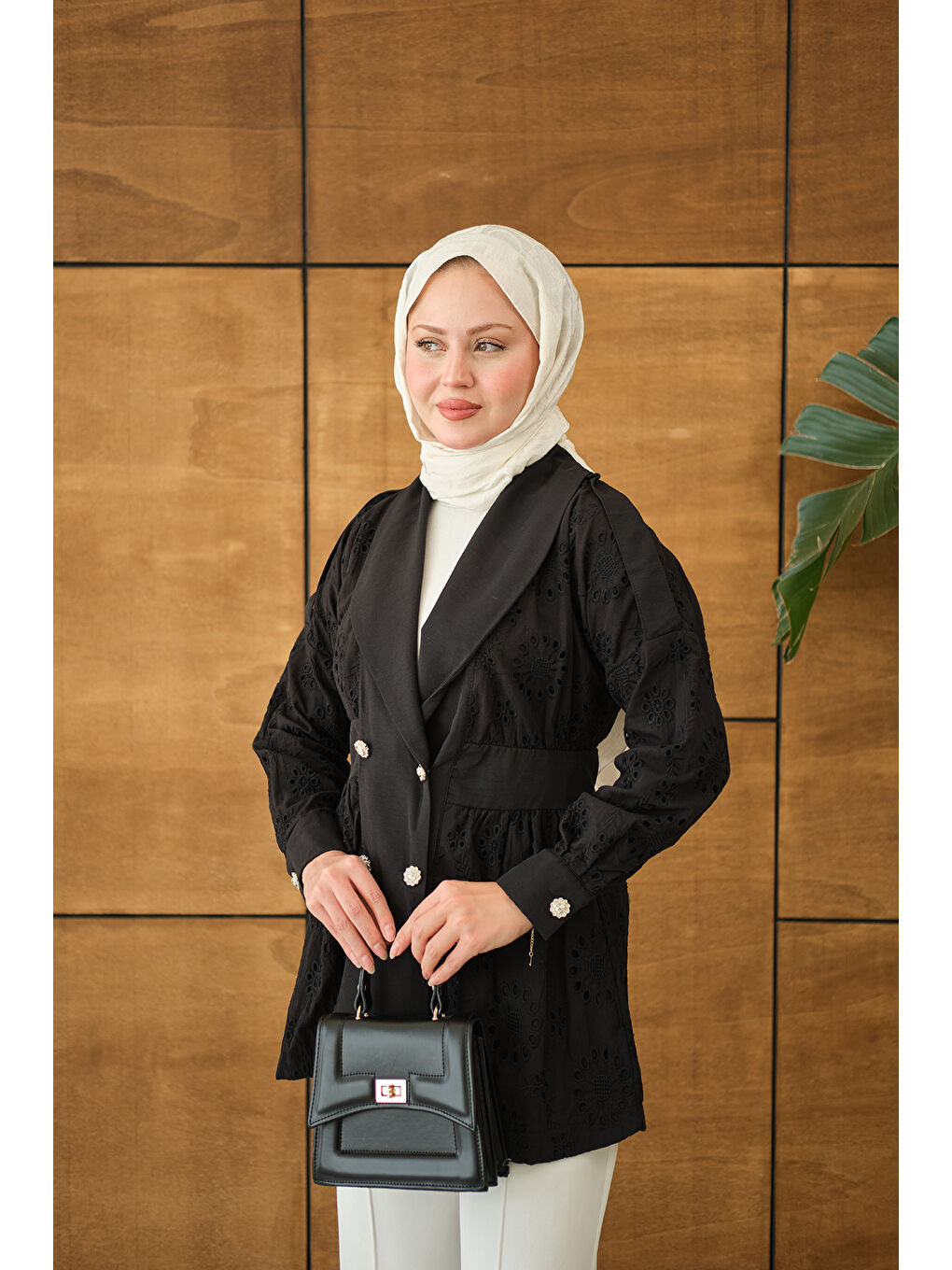 Kadın Kruvaze Yaka Brode Detaylı Apoletli Ceket Siyah-3