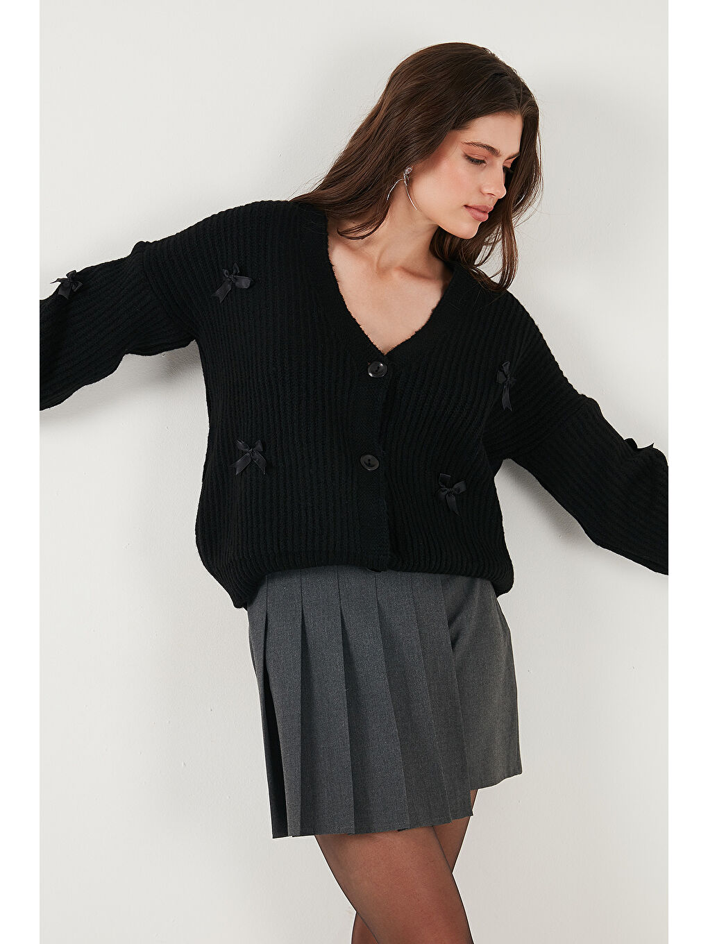 Siyah Oversize Fit V Yaka Fiyonk Detaylı Düğmeli Hırka 4615577-3