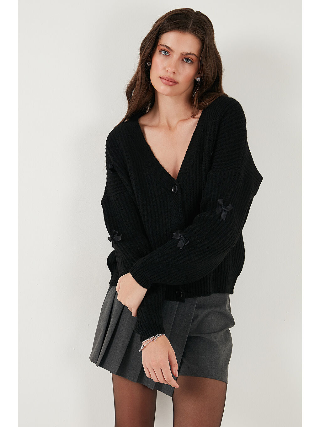 Siyah Oversize Fit V Yaka Fiyonk Detaylı Düğmeli Hırka 4615577-4