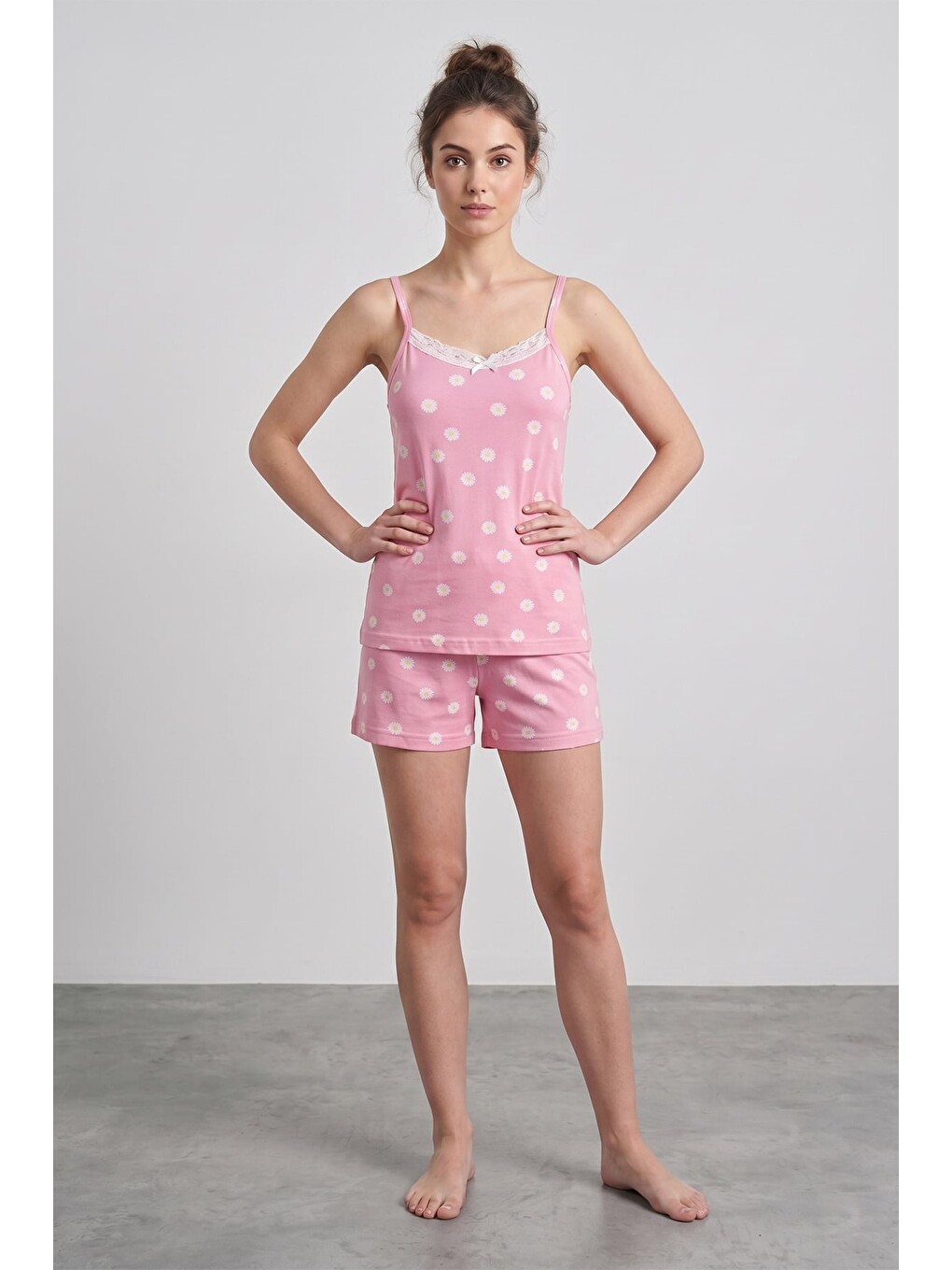 Pembe Çiçek Desenli Askılı Şortlu Pijama Takımı