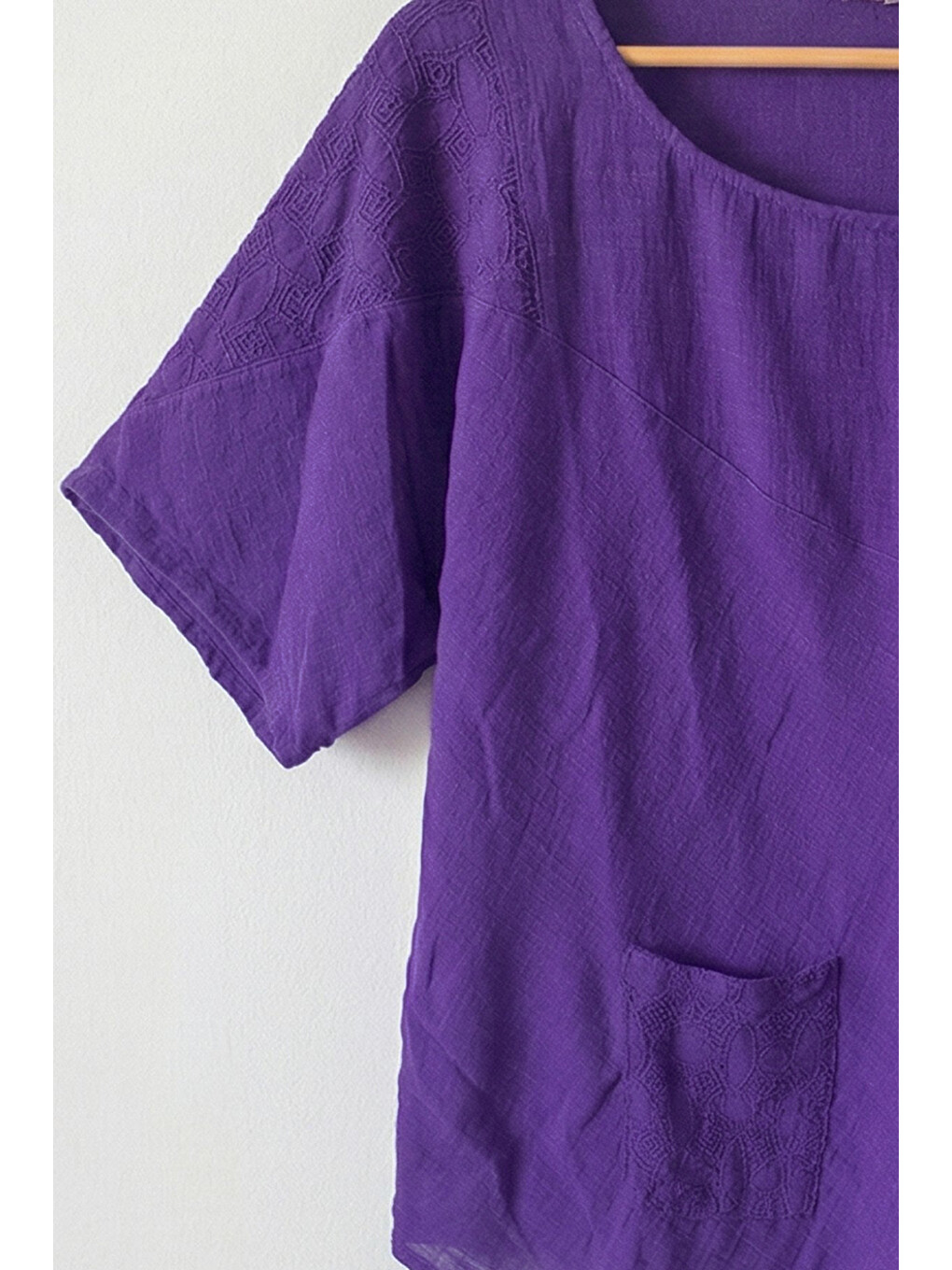 Mor Havuz Yaka Kısa Kol Cepli Brodeli Asimetrik Casual Keten Görünümlü Oversize Dokuma Bluz 75 67-1