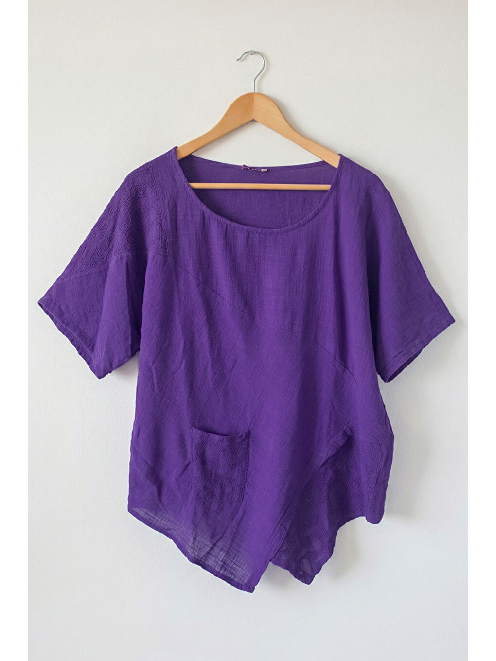 Mor Havuz Yaka Kısa Kol Cepli Brodeli Asimetrik Casual Keten Görünümlü Oversize Dokuma Bluz 75 67-6