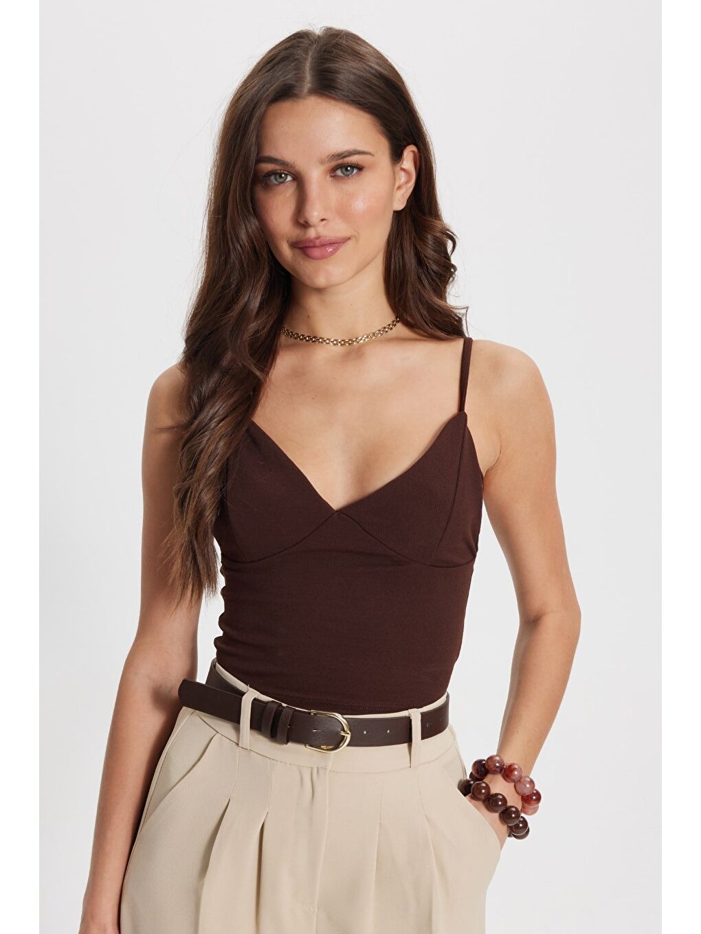 Kadın Slim Fit Dar Kesim V Yaka Askılı Kahverengi Bluz
