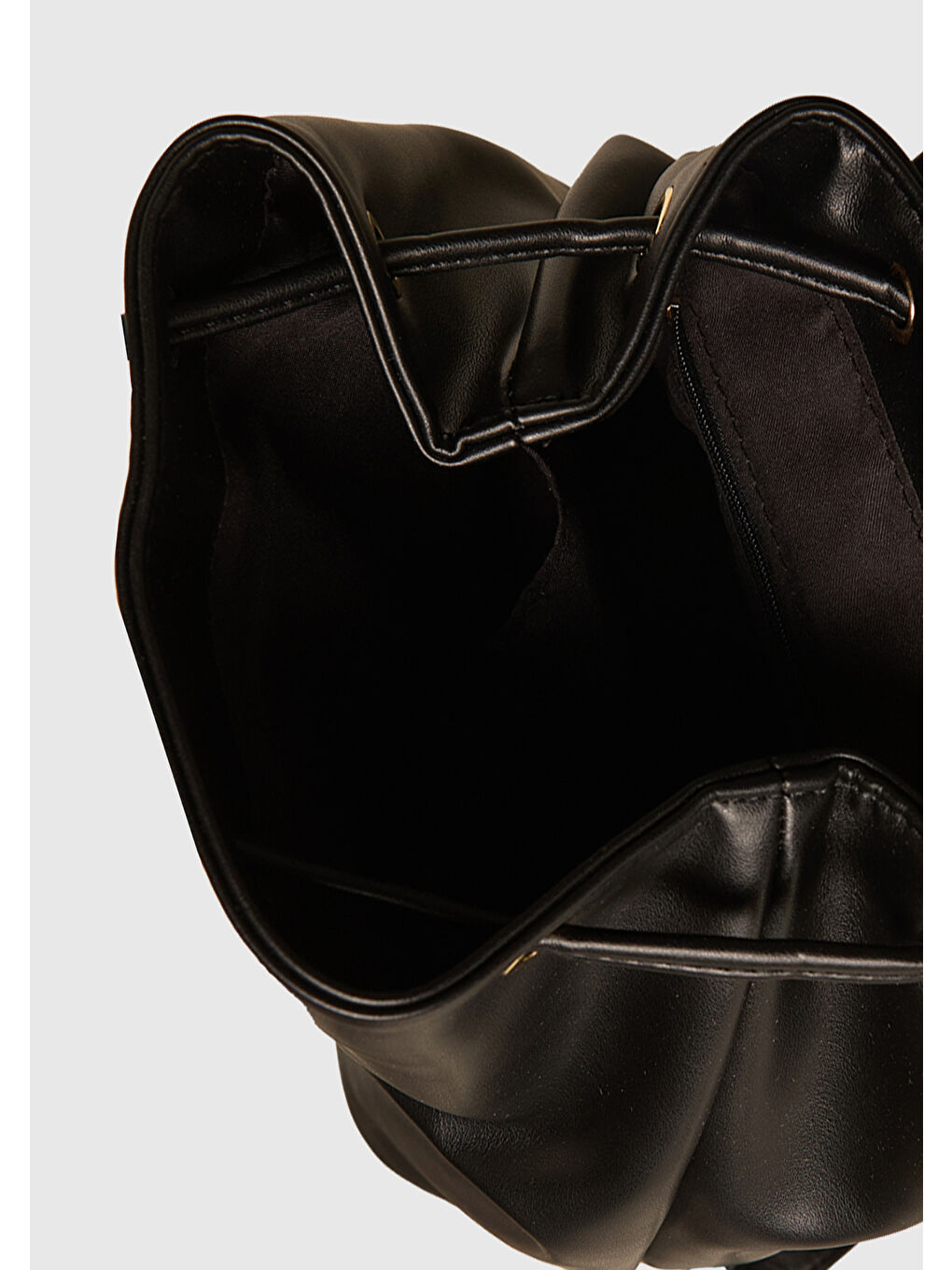 Kadın Siyah Napa Efektli 3D Logolu Büzme İpli Sırt Çantası-2