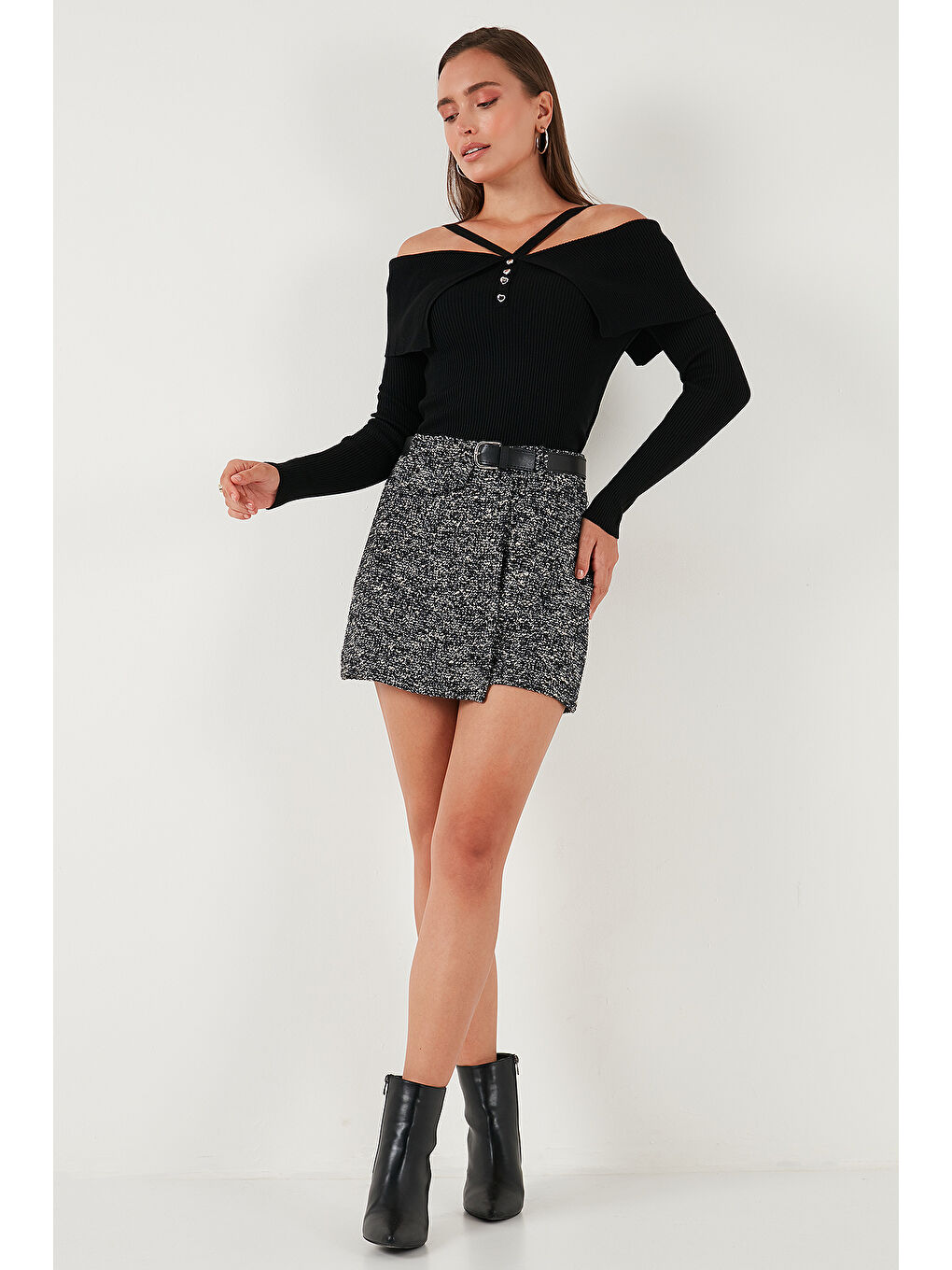 Siyah Pamuklu Kırçıllı Relaxed Fit Mini Boy Kemerli Şort Etek 611SR0083