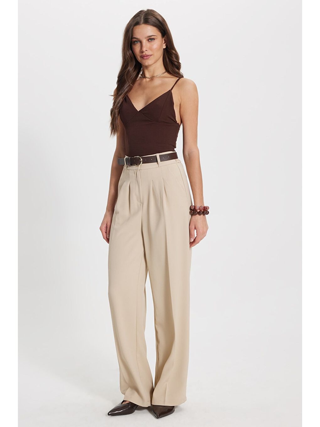 Kadın Slim Fit Dar Kesim V Yaka Askılı Kahverengi Bluz-1
