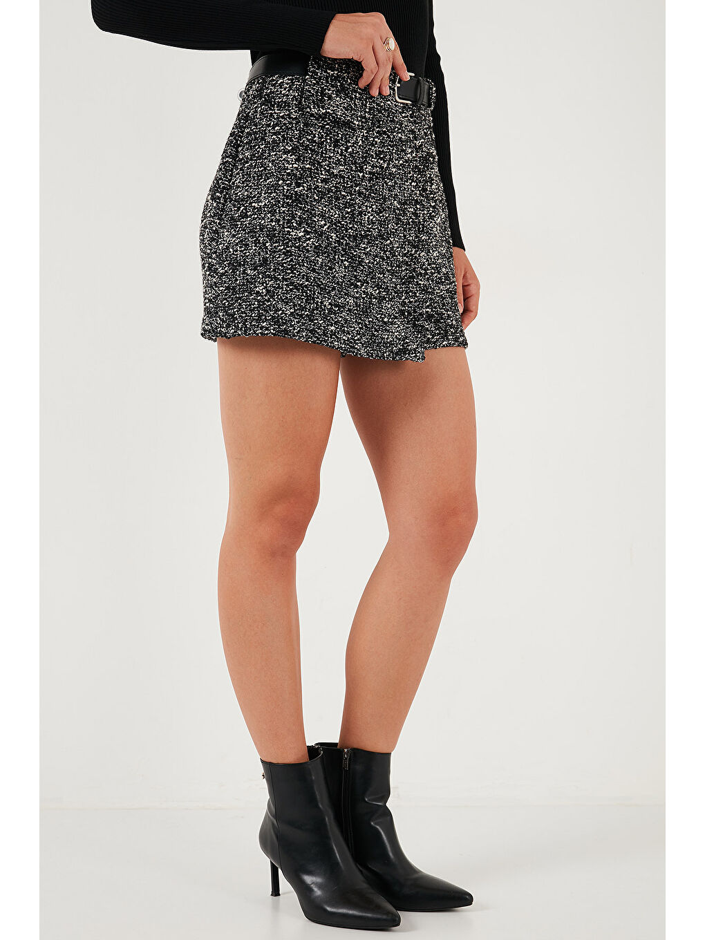 Siyah Pamuklu Kırçıllı Relaxed Fit Mini Boy Kemerli Şort Etek 611SR0083-2