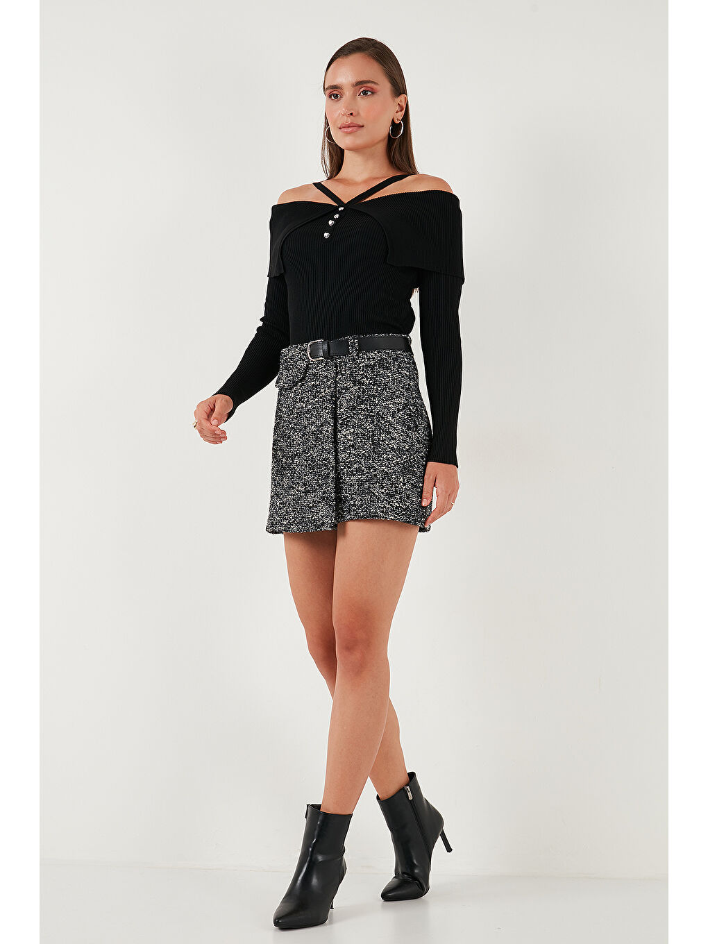 Siyah Pamuklu Kırçıllı Relaxed Fit Mini Boy Kemerli Şort Etek 611SR0083-3