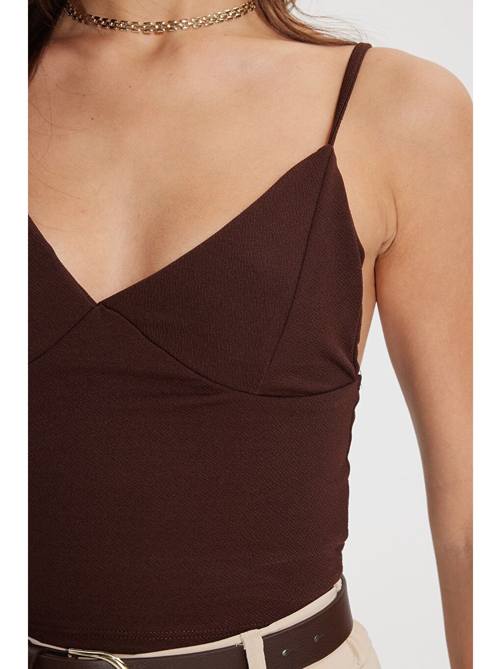 Kadın Slim Fit Dar Kesim V Yaka Askılı Kahverengi Bluz-3