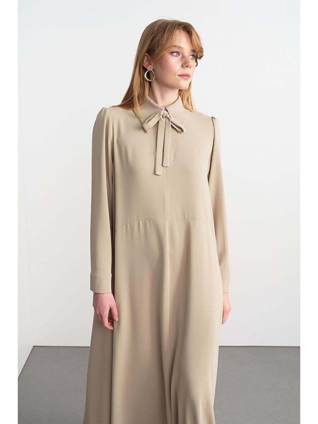 Bej Yaka Bağlamalı Uzun Elbise Taş-1