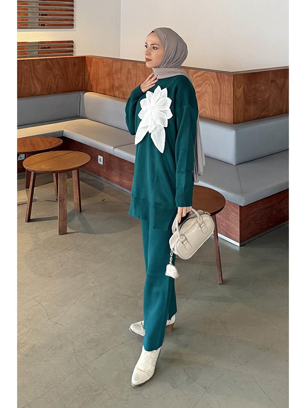 Çiçek Aksesuarlı Triko Takım Zümrüt Yeşili-1