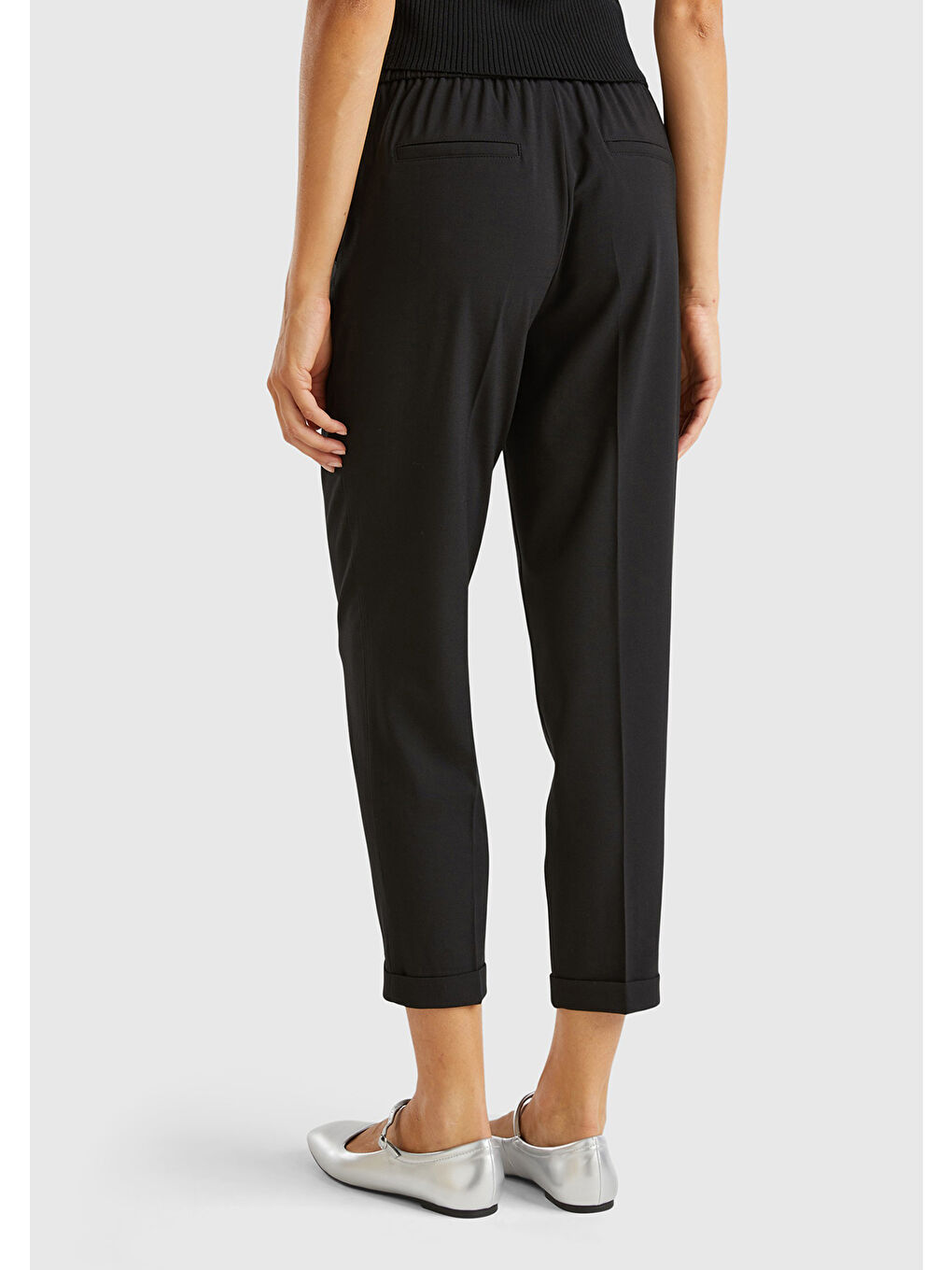 Siyah Kadın Sİyah Viskoz Karışımlı Yanı ve Arkası Büzgülü Kıvrık Paça Pantolon-1