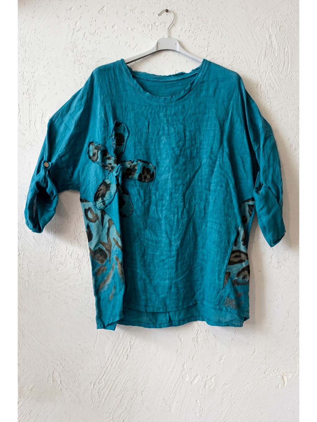 İtalyan Petrol Mavisi Havuz Yaka 3/4 Kol Yıkamalı Aplikeli 100% Keten Oversize Dokuma Bluz 80 74-6