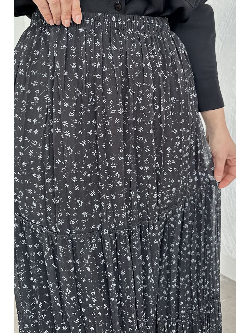 Siyah Bel Lastikli Desenli Şifon Tesettür Etek-7