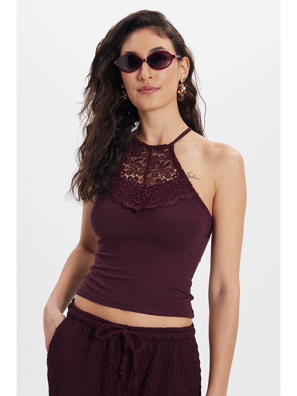 Kadın Slim Fit Dar Kesim Kolsuz Bİsiklet Yaka Dantelli Sırt Detaylı Mürdüm Bluz