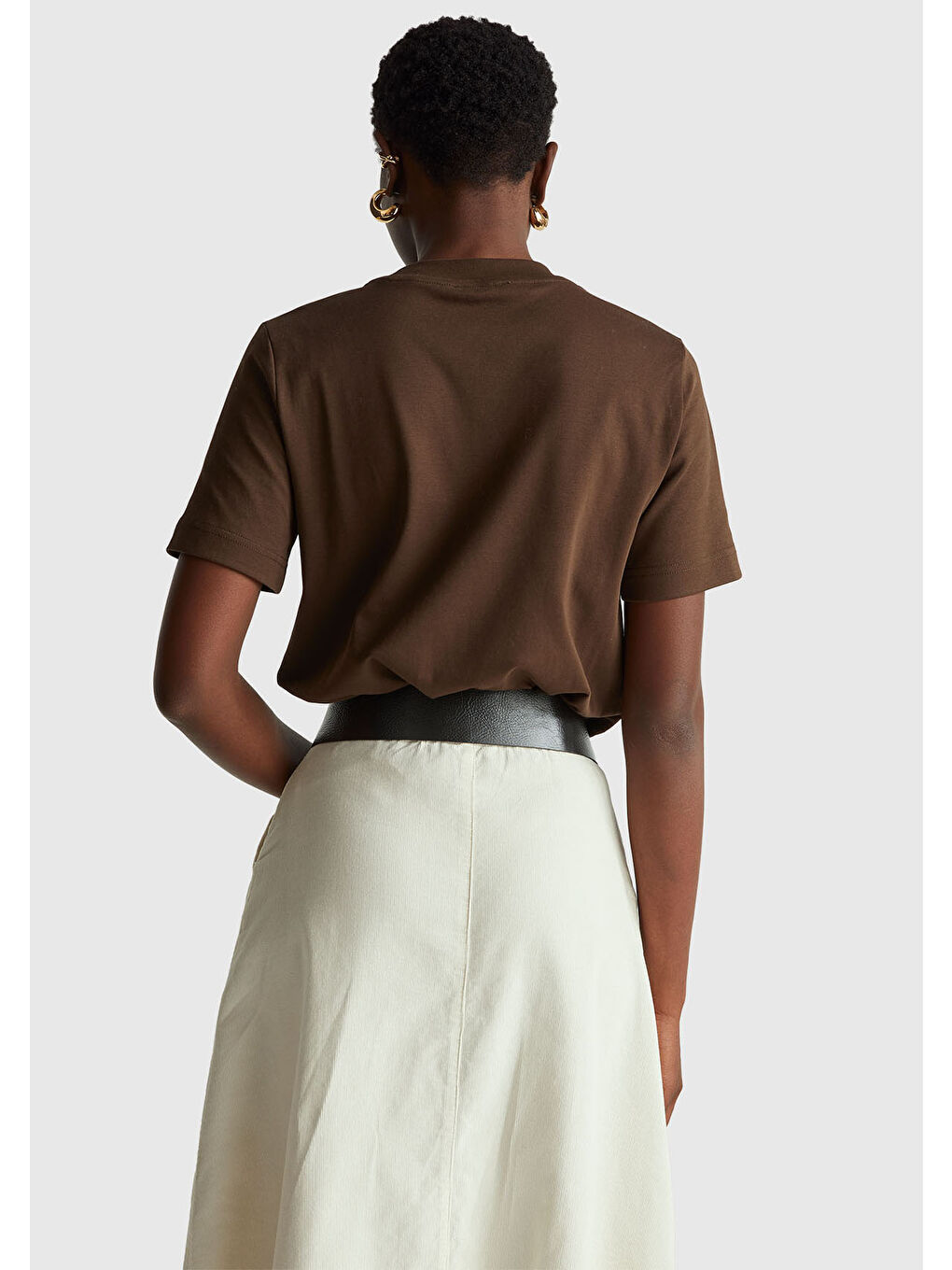 Kadın Koyu Kahverengi %100 Pamuk Önü Çiçek İşlemeli Bisiklet Yaka T-Shirt-2