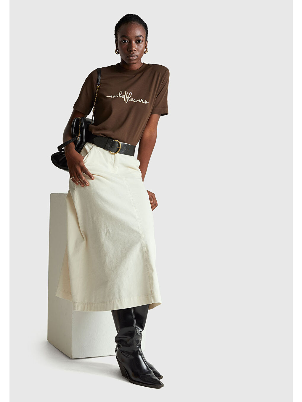 Kadın Koyu Kahverengi %100 Pamuk Önü Çiçek İşlemeli Bisiklet Yaka T-Shirt-4