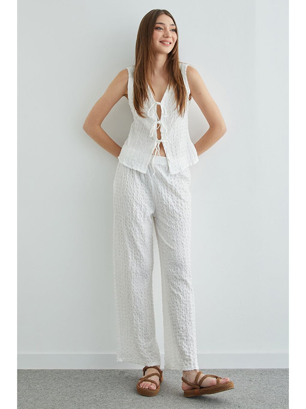 Beyaz Önden Bağlamalı Dokulu Yelekli 2 Li Takım