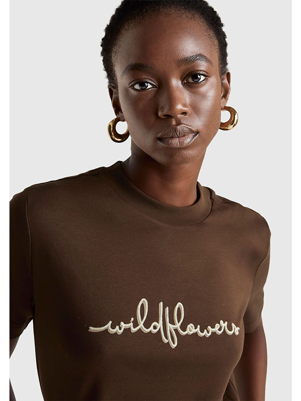 Kadın Koyu Kahverengi %100 Pamuk Önü Çiçek İşlemeli Bisiklet Yaka T-Shirt-5