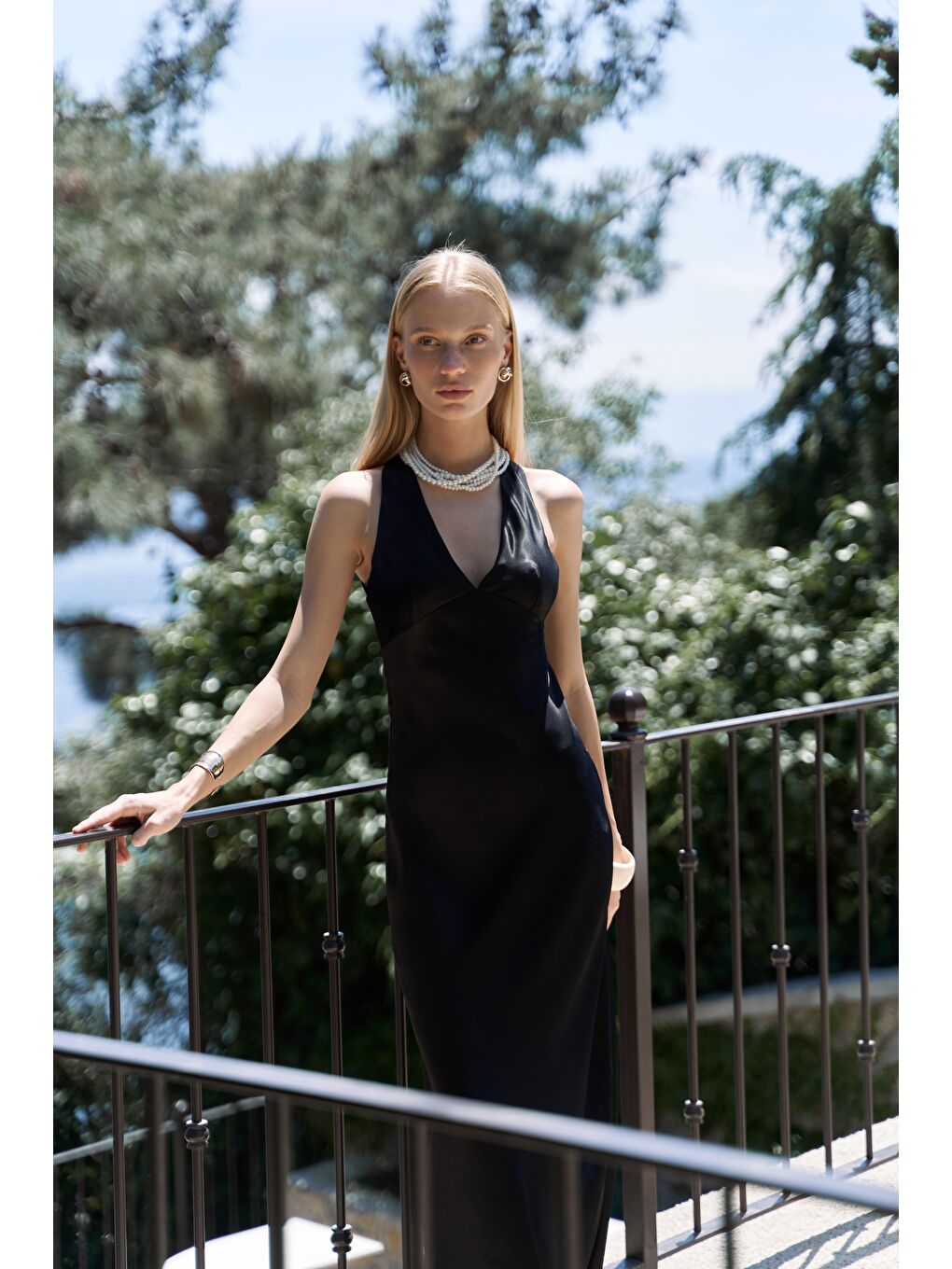 Guilia Dekolteli Uzun Siyah Saten Elbise-4