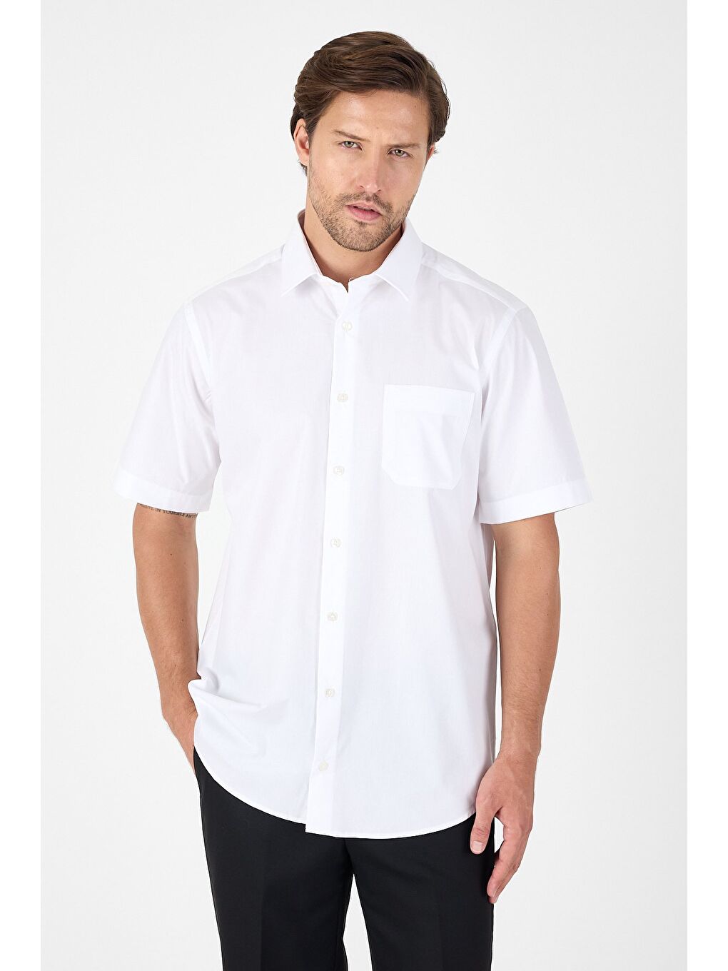 Beyaz Kısa Kol Sert Yaka Cepli Comfort Fit %100 Pamuk Gömlek 1004250265