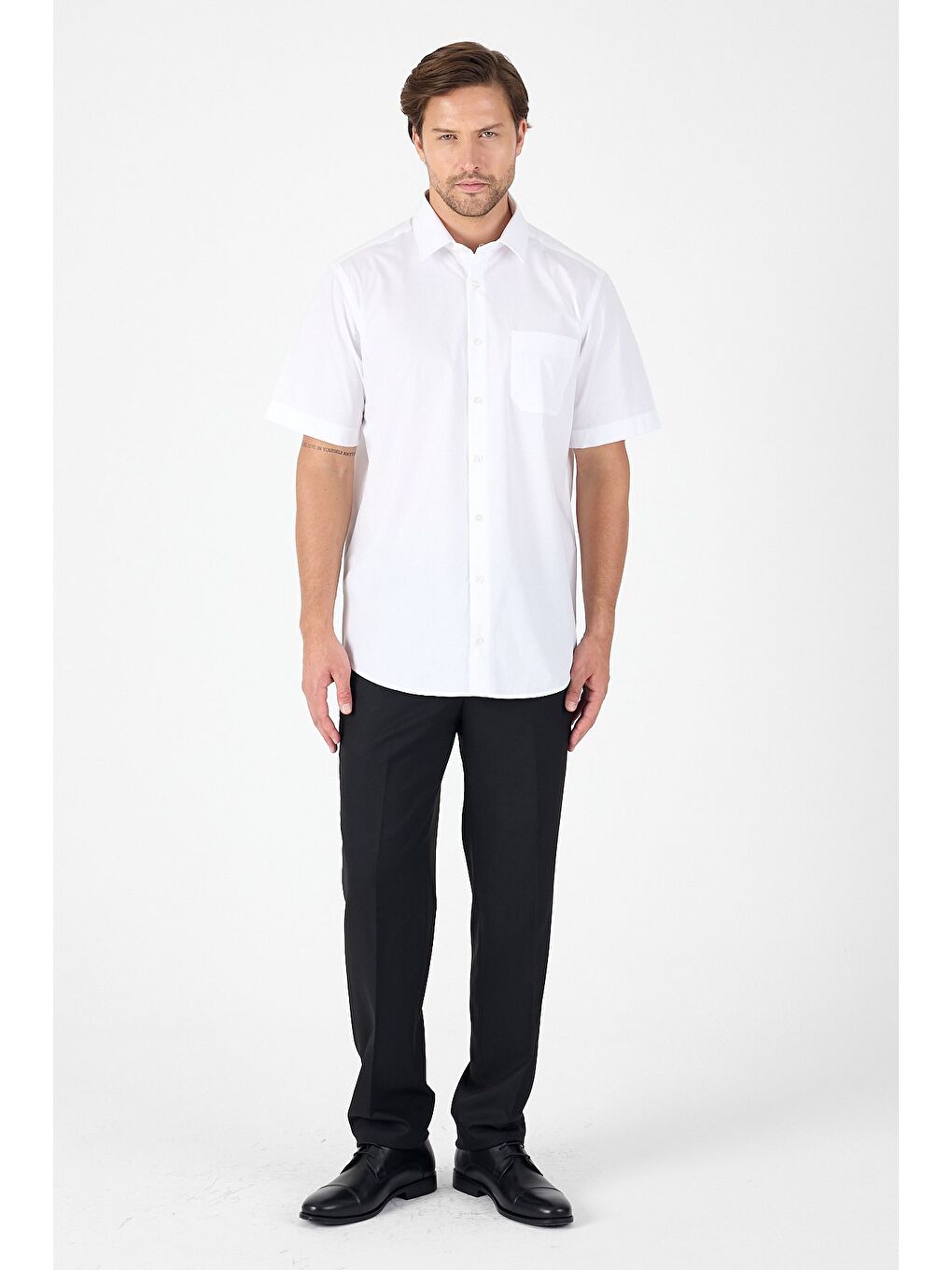 Beyaz Kısa Kol Sert Yaka Cepli Comfort Fit %100 Pamuk Gömlek 1004250265-1