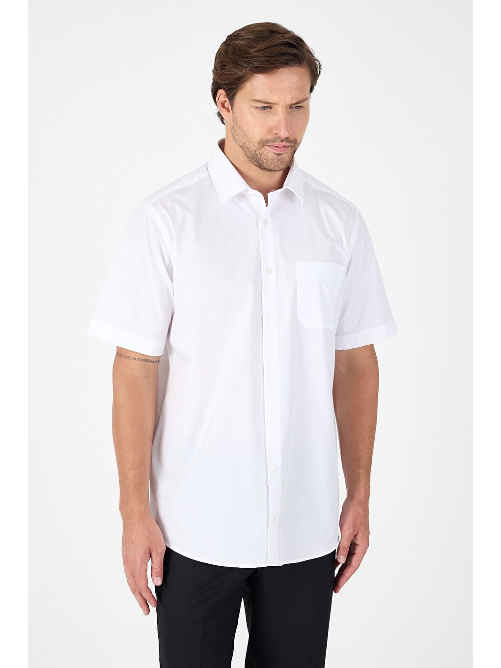 Beyaz Kısa Kol Sert Yaka Cepli Comfort Fit %100 Pamuk Gömlek 1004250265-2