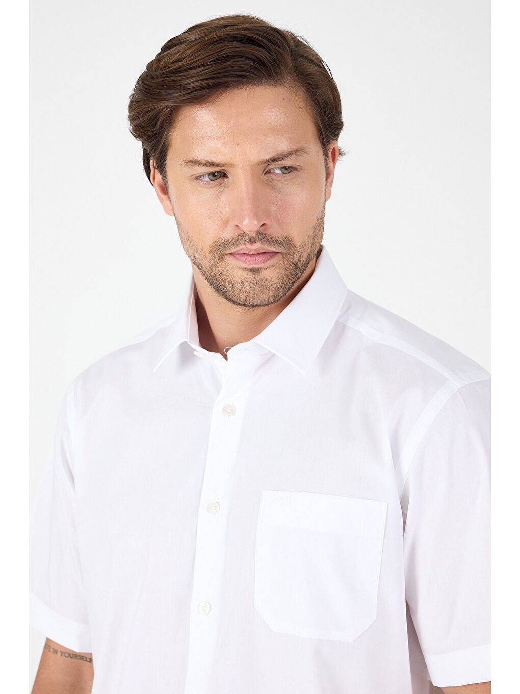 Beyaz Kısa Kol Sert Yaka Cepli Comfort Fit %100 Pamuk Gömlek 1004250265-3