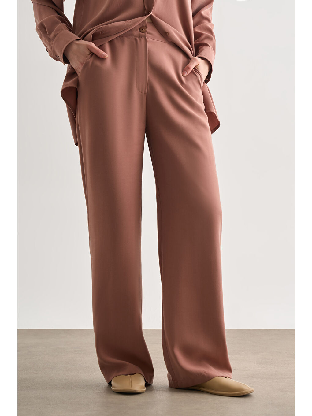 Bej Karamel Rengi Kemerli Rahat Kesim Modal Pantolon