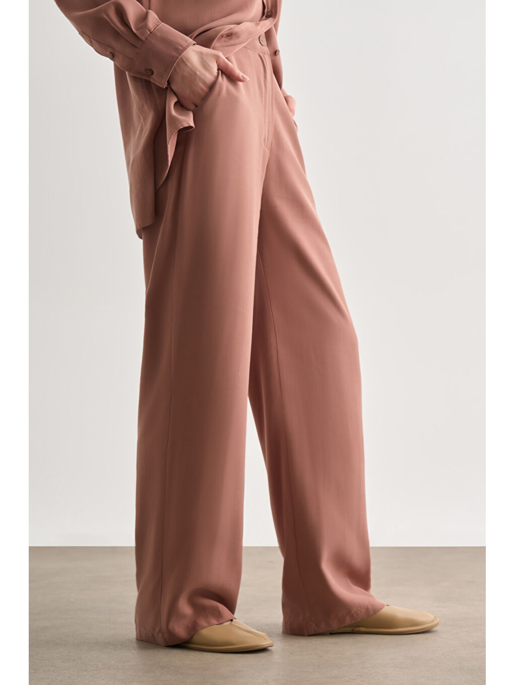 Bej Karamel Rengi Kemerli Rahat Kesim Modal Pantolon-1