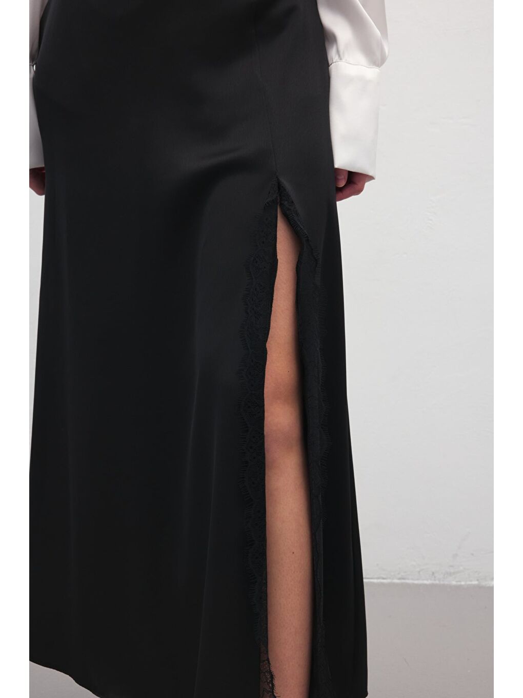 Dantel Detaylı Saten Etek - Siyah-5