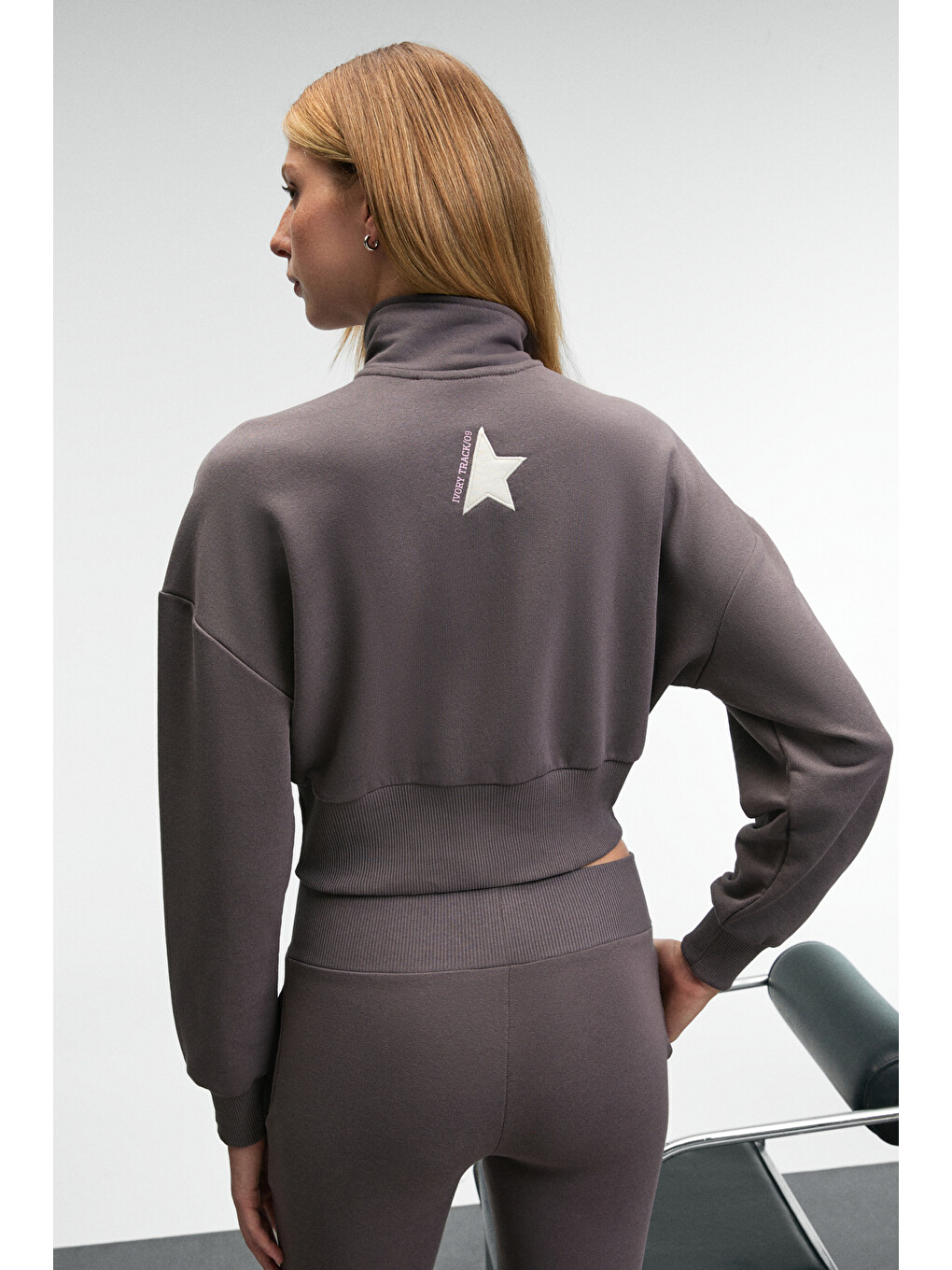 Thalıa Kadın Arka Baskılı Ve Patch Detaylı Fermuarlı Dik Yakalı Antrasit Sweatshirt-5
