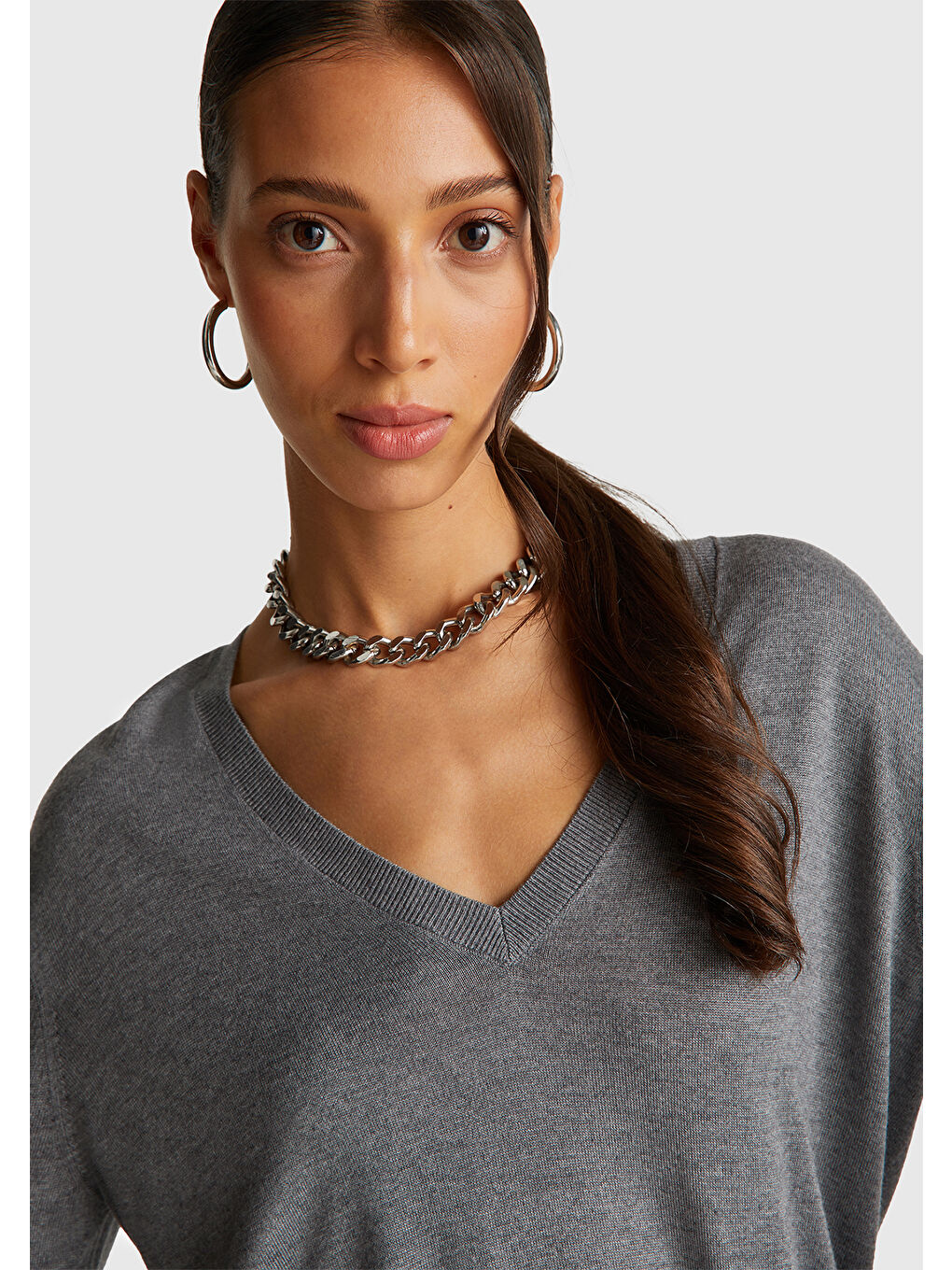 Gri Kadın Antrasit Melanj Viskoz ve İpek Karışımlı V Yaka Triko Kazak-3