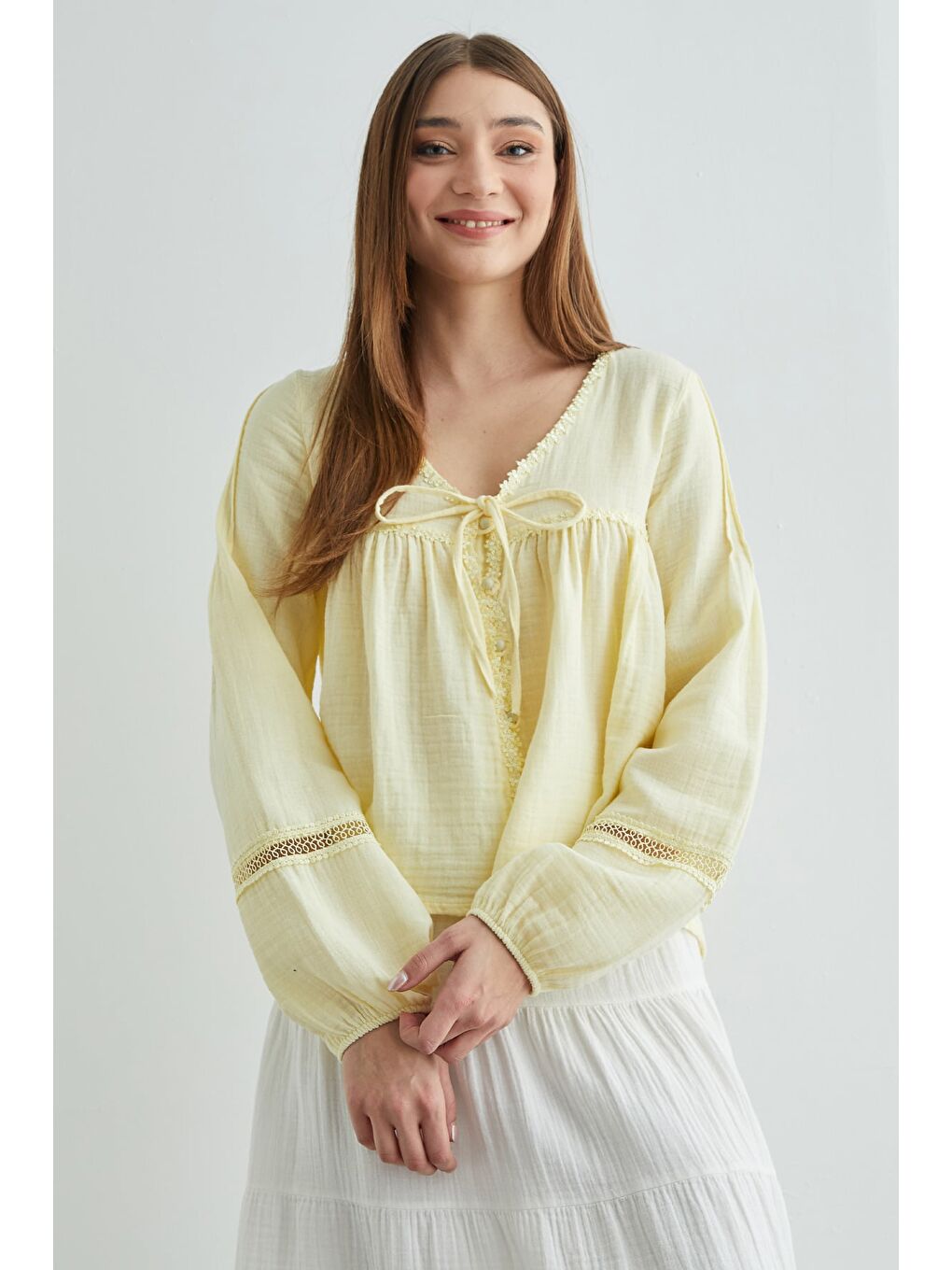 Sarı Dantelli Düğmeli Müslin Gömlek-2