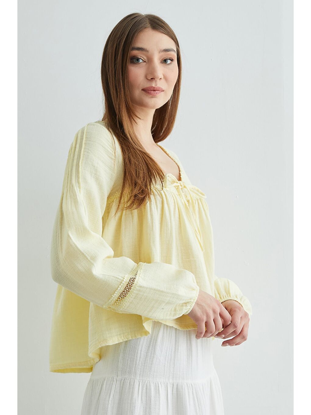 Sarı Dantelli Düğmeli Müslin Gömlek-3