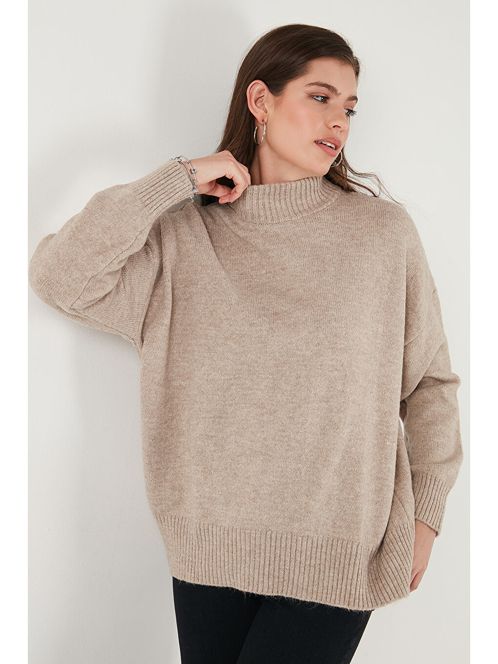 Bej Premium Oversize Fit Balıkçı Yaka Yumuşak Dokulu Triko Kazak 680KZ00469-2