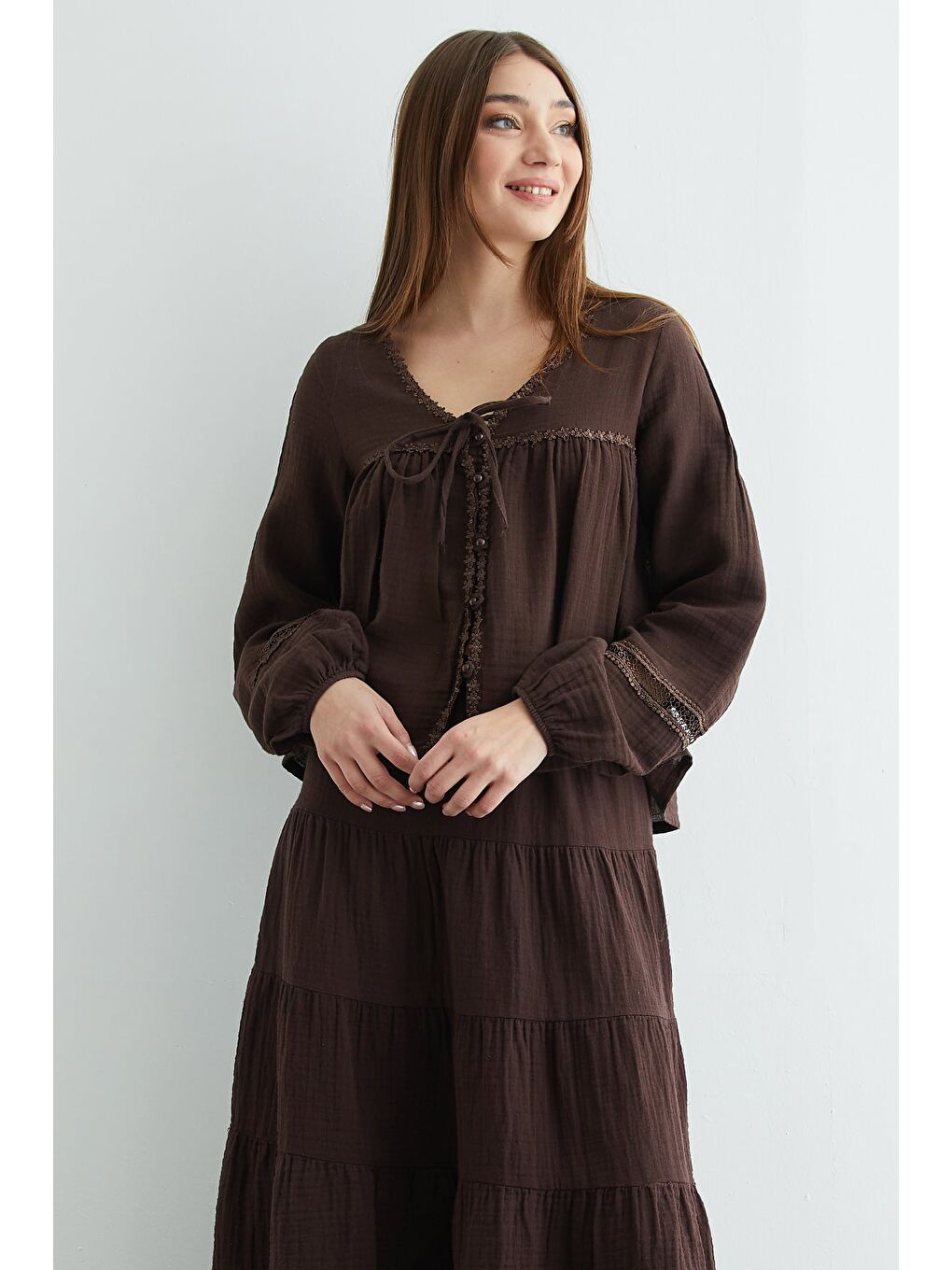 Kahverengi Dantelli Düğmeli Müslin Gömlek-1