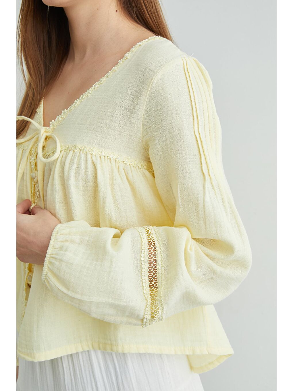 Sarı Dantelli Düğmeli Müslin Gömlek-4
