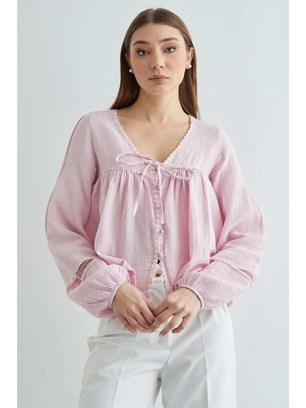 Pembe Dantelli Düğmeli Müslin Gömlek