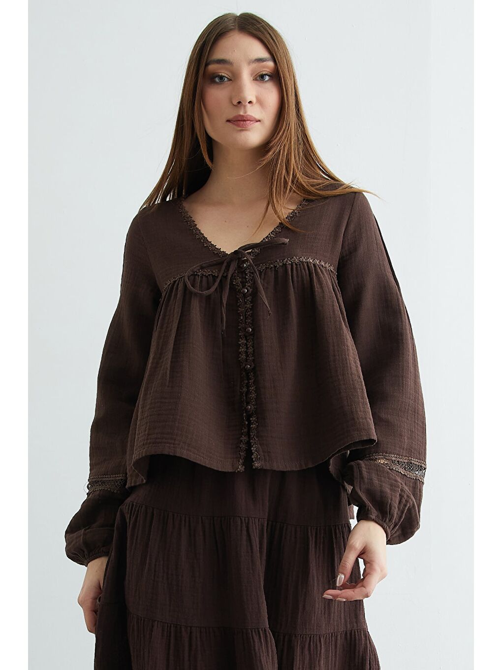 Kahverengi Dantelli Düğmeli Müslin Gömlek-3