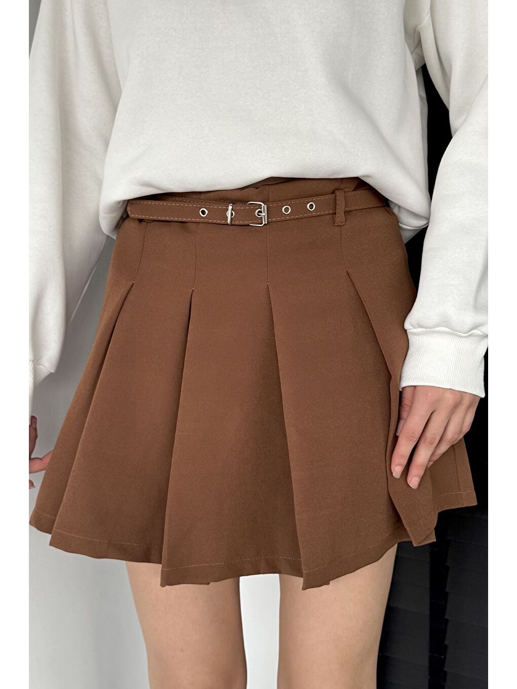 Kahverengi Kadın Kemer Aksesuarlı Fermuarlı Pileli İçi Şortlu Mini Etek
