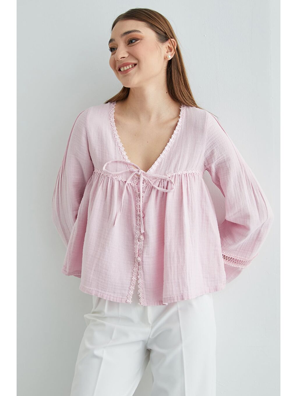 Pembe Dantelli Düğmeli Müslin Gömlek-1
